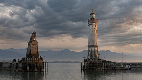 Der Leuchtturm von Lindau am Bodensee an einem schönen Spätsommerabend