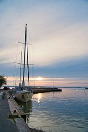 Zeilboot in de haven bij zonsondergang van Martin Köbsch