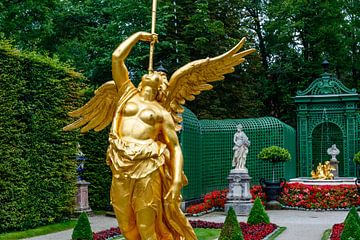 Gouden engel in het park van slot Linderhof in Beieren, Duitsland, Europa van WorldWidePhotoWeb