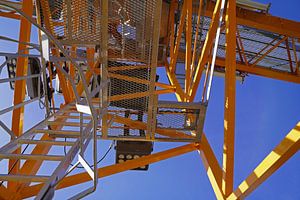 Perspectives et points de vue lors de l'escalade d'un pylône en treillis jaune