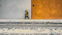 Streetphoto of walking man in the snow