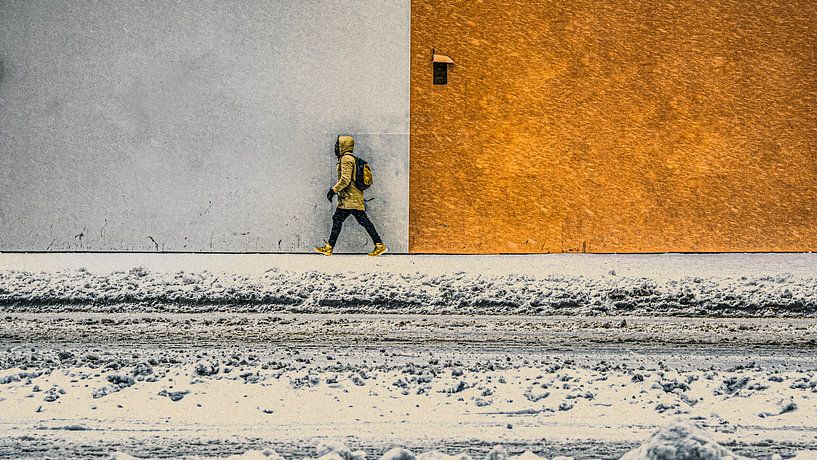 Streetphoto of walking man in the snow by Jan Hermsen