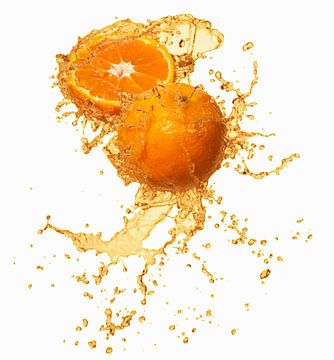 12599771 Sinaasappel in een spetterende plons vruchtensap van BeeldigBeeld Food & Lifestyle