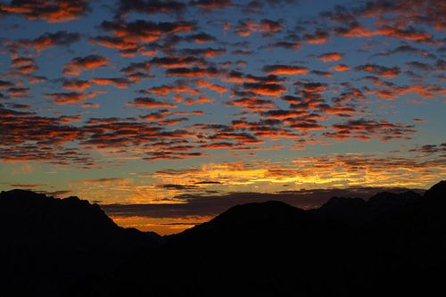 Dageraad in de Alpen - sfeervolle bergfotografie in het eerste licht van de dag.