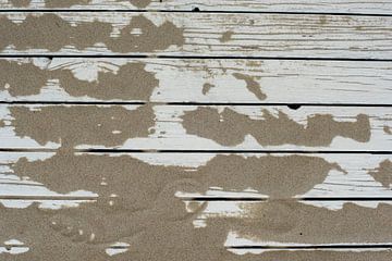 Terrasse en bois blanche avec du sable sur Blond Beeld