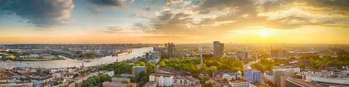 Hamburg skyline bij zonsondergang.