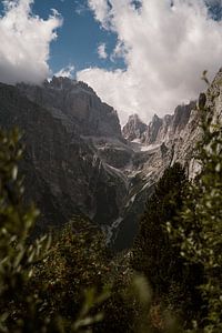 Berggipfel der Dolomiten in den Wolken von Renate Smit Photography