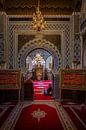 Man zit in de Al Quaraouiyine-moskee in Fez van Rene Siebring thumbnail