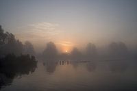 Een mooie zonsopgang in de waterrijke omgeving van Grouw