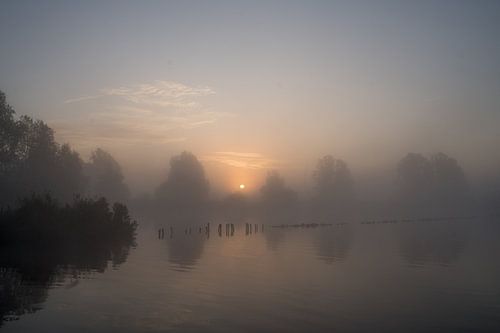Een mooie zonsopgang in de waterrijke omgeving van Grouw