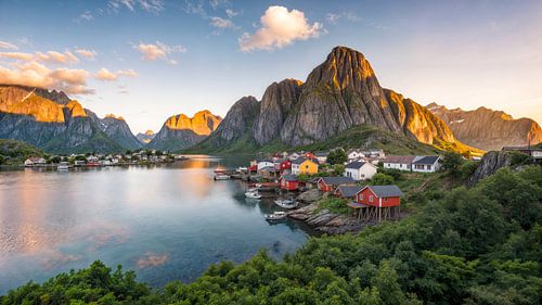 De magie van Lofoten: Een pittoresk vissersdorpje in het avondlicht
