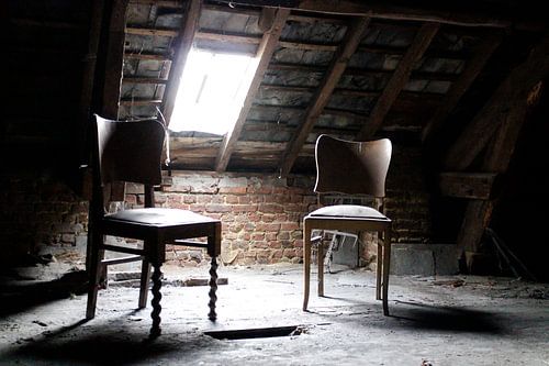 Zachtjes tikt de regen tegen 't zolderraam