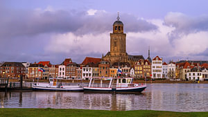 Skyline von Deventer mit Fähre, Niederlande