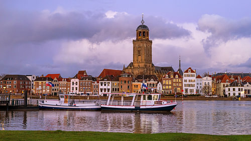 Deventer skyline met veerpont, Nederland
