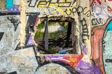 Graffiti op een vervallen muur met raam van Wil Wijnen