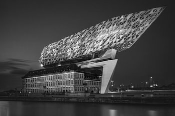 De Diamant van Antwerpen - Havenhuis in zwart-wit III