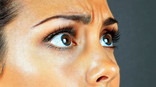 Bezorgde jonge vrouw met wijd opengesperde ogen