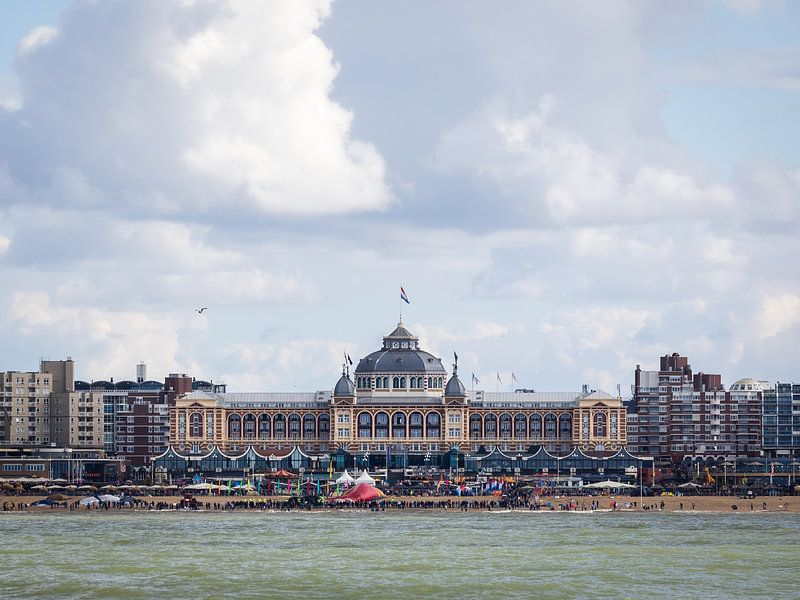 Het Kurhaus in Scheveningen gezien vanaf de strandzijde. van OCEANVOLTA