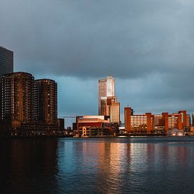 Skyline Rotterdam met wolken van Dayenne van Peperstraten