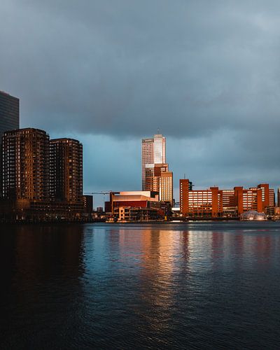Skyline Rotterdam met wolken