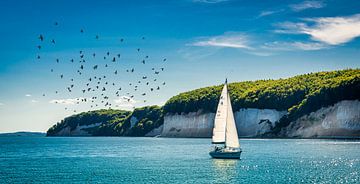 Zeilboot voor de krijtrotsen kust van Rügen, Duitsland van Rietje Bulthuis