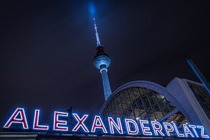 U-Bahnhof Alexanderplatz mit Fernsehturm in Berlin bei Nacht 01