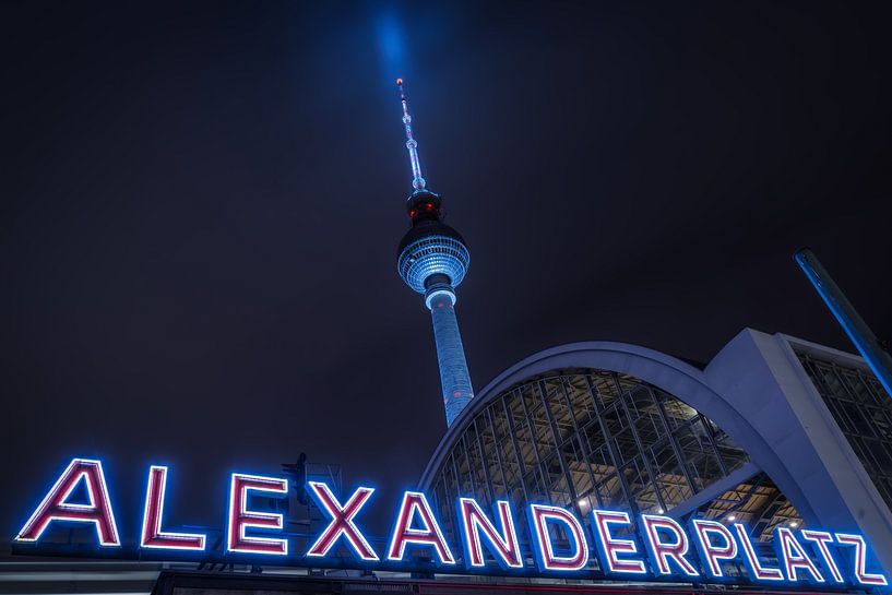 Station de métro Alexanderplatz avec la tour de télévision à Berlin de nuit 01 par ahafineartimages