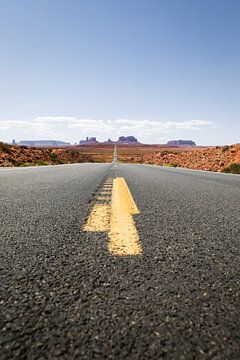 Bande jaune sur la route asphaltée menant à Monument Valley sur Moniek Kuipers