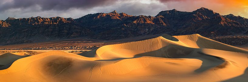 Mesquite sand dunes at sunrise, Death Valley National Park, USA by Markus Lange