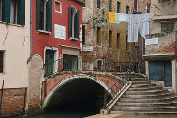 Trap en brug in Venetië van Michel van Kooten