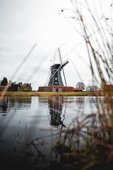 Moulin à vent au bord de l'eau