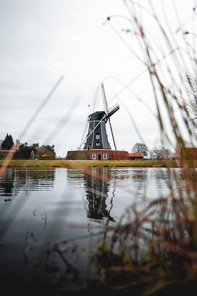 Moulin à vent au bord de l'eau par Bas Leroy