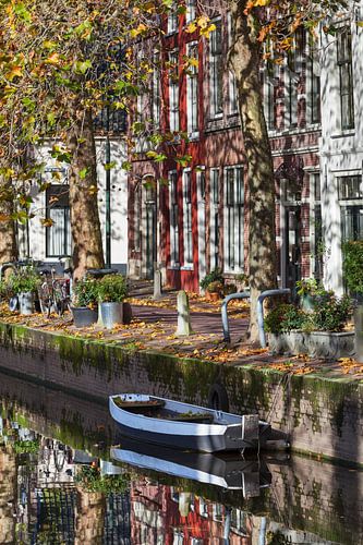 Kade met bootje en huizen in Gouda van Peter de Kievith Fotografie