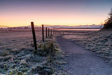 Zaun und Weg in Westerland an einem kalten Dezembermorgen von Bram Lubbers