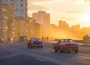 Klassieke auto's en zonsondergang in Havana, Cuba van Teun Janssen
