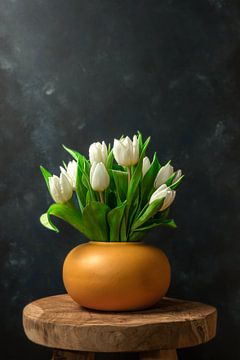 Stilleven witte tulpen in okergeel vaasje van Arend Wiersma
