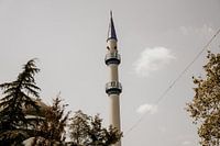 Minarett und Moschee in einem türkischen Dorf