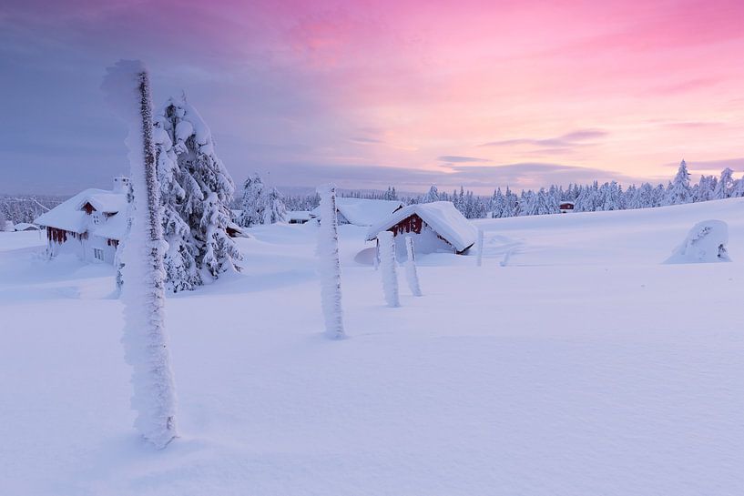 Blockhütten im Schnee wahrend Sonnenuntergang von Rob Kints