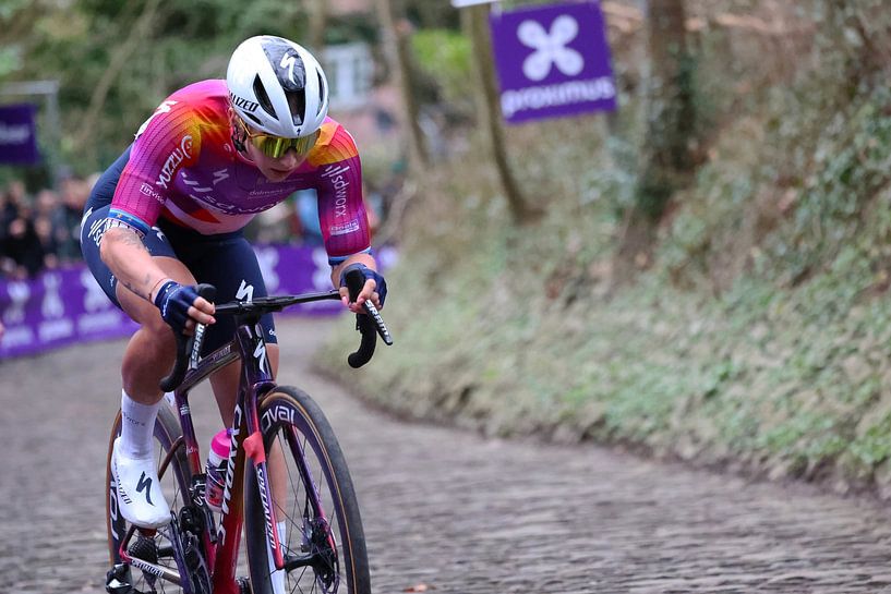 Lorena Wiebes erobert die Mauer von FreddyFinn