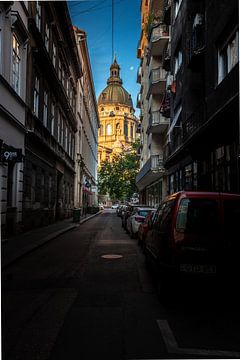 St. Stephen's Basilica, straatbeeld, kerk of kathedraal In Boedapest van Fotos by Jan Wehnert