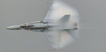 Vorbeiflug einer F/A-18C Hornet mit hoher Geschwindigkeit während einer Flugschau. von Jaap van den Berg