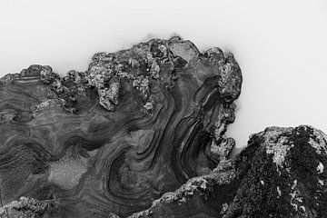 Abstracte IJslandse lavastructuur naast een modderige rivier