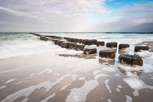 Kribben aan de kust van de Oostzee op een stormachtige dag