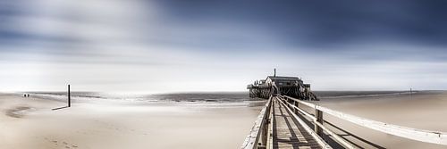 Strand von Sankt Peter Ording an der Nordsee mit Pfahlbauten