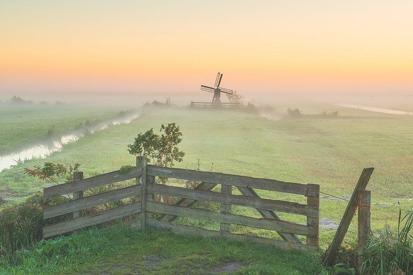 Herbstmorgen im nebligen Polder von Pieter Struiksma
