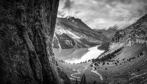 Het Öschinensee-meer in Zwitserland in zwart-wit