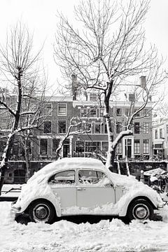 Ondergesneeuwde auto