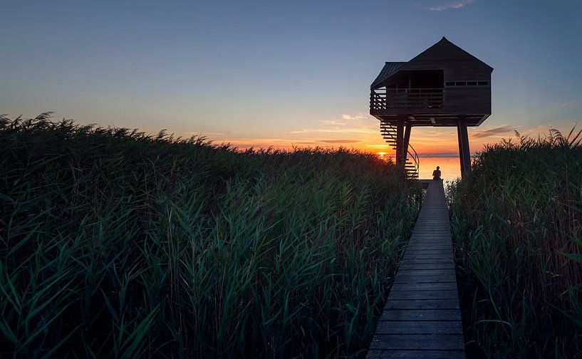 Seul sur la jetée vers le Kiekkaaste pendant le coucher du soleil par Martijn van Dellen