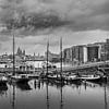 Amsterdam haven in zwart-wit – stadsgezicht met historische schepen van ThomasVaer | Tom Coehoorn