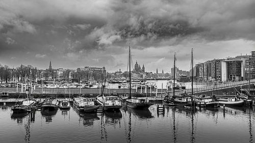 Amsterdam haven in zwart-wit – stadsgezicht met historische schepen